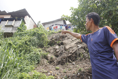 Para evitar que las viviendas levantadas en una ladera del cerro del Carmen se desplomen por la fuerza de las lluvias, sus dueños las han apuntalado con cañas y palos.