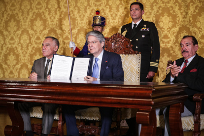Guillermo Lasso junto a Paco Moncayo (i) y Wagner Bravo (d) en la firma del decreto.