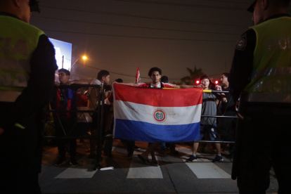 Personas se manifiestan contra un supuesto fraude electoral, en Asunción (Paraguay), en una fotografía de archivo.