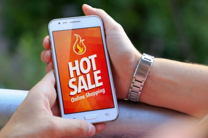 Comercio.- Una persona va a realizar compras en línea.