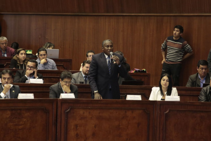 Inconforme. Roberto Cuero (de pie) y su colega Gabriela Molina son dos de los firmantes de la amenazante carta del correísmo a los asesores.