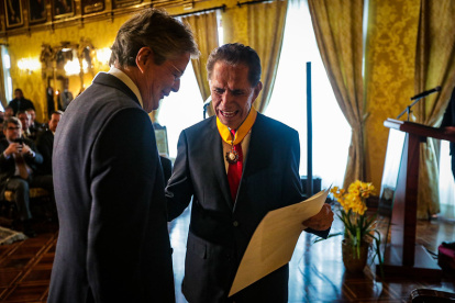 El presidente de la República, Guillermo Lasso, condecoró al periodista Alfonso Espinosa de los Monteros en la orden Nacional en el grado.