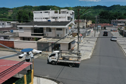 Equipos. Estaban ubicados en la calle de al frente a la actual. Este cambio de posición se dio hace dos semanas y la comunidad desconoce el porqué.