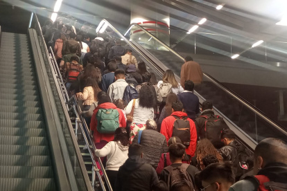 Situación. Las largas filas siguen siendo una molestia para los usuarios del Metro de Quito
