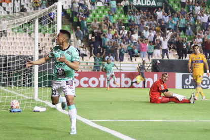 Angel Mena (i) del León, celebra un gol anotado a Tigres hoy, durante un juego por las semifinales de la Liga de Campeones de la Concacaf 2022-2023 hoy, en el estadio León, en Guanajuato (México).