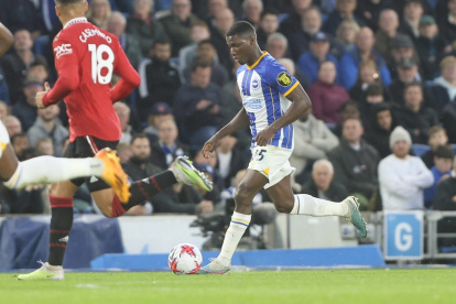 Moisés Caicedo (d) inició como lateral derecho