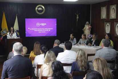 Invitados. Un gran número de personas asistió al lanzamiento de Unedis, entre ellos Sara Vizuete, subsecretaria de Educación; Francisco Jarrín, presidente de la Cámara de Industrias; Cinthya Game, ex viceministra de Educación.