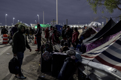 Migrantes permanecen varados en el paso fronterizo Chacalluta, donde esperan solucionar su situación migratoria, el 3 de Mayo 2023, en Arica (Chile). EFE/ Pablo Rojas Madariaga