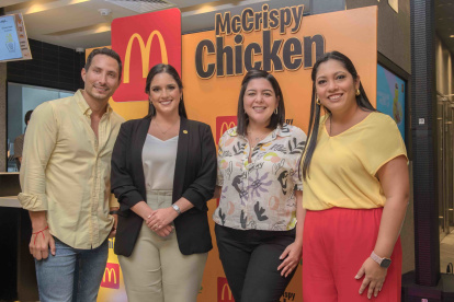 Eduardo Andrade junto a Cecilia Avilés, Gina Castagneto y Paola Caicedo, gerente de Marketing, gerente general y gerente de Comunicación de Arcos Dorados Ecuador, respectivamente.