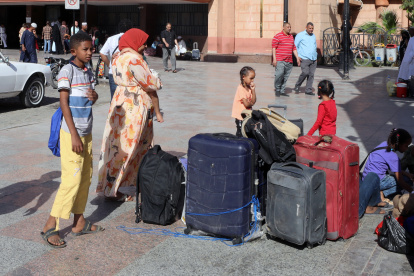 Las personas que huyeron de Sudán esperan afuera de la estación de tren en Asuán, Egipto, el 4 de mayo de 2023