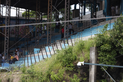 Las instalaciones del colegio Dolores Sucre están sobre una loma, cuyas tierras ceden con las lluvias y ponen en riesgos el patio y los pabellones de aulas. Algunas de estas están cerradas.