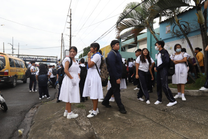 El colegio Veintiocho de Mayo recibe en sus aulas a estudiantes del Dolores Sucre, cuyo plantel tiene paralelos deteriorados.