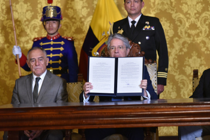 Lasso junto a Paco Moncayo en la firma del decreto el 3 de mayo de 2023.