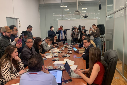 Tensión. Los legisladores ingresaron a la sesión de asesores de Fiscalización para dejar sentada su postura.