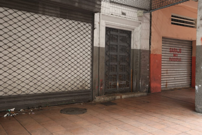 Las marcas de sangre quedaron impregnadas sobre la baldosa