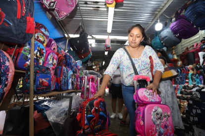 Mercado.- La compra de mochilas para el inicio de clase en la Costa.
