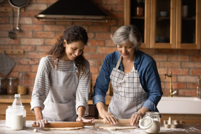 Mamá es la maestra que encamina a sus hijos en el arte de cocinar