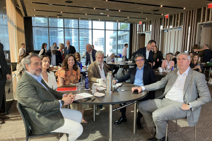 Feria.- Desde la izquierda, el presidente de la Cámara de Comercio de Madrid, Ángel Asensio; la directora de la Feria Internacional de Turismo (Fitur), María Valcarce; la directora de negocio de Fitur, Arancha Priede; el jefe de gabinete de la presidenta de la Comunidad de Madrid, Miguel Angel Rodríguez; el viceministro de Cultura y Turismo de la Comunidad de Madrid, Daniel Martínez, y el presidente del Comité Ejecutivo de IFEMA (institución ferial de Madrid), José Vicente de los Mozos, participan en la presentación de la edición 2024 de la Feria Internacional de Turismo (Fitur) de Madrid (España) hoy, en Miami, Florida Estados Unidos). La Fitur, la número uno del mundo, presentó este viernes en Miami su edición 2024, con el fin de "profundizar" una larga relación con EE.UU. y sus empresas turísticas, que aún puede crecer más. EFE/Ana Mengotti