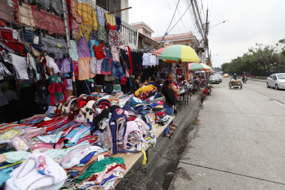 Informalidad. Los negocios de ropa se toman las veredas de zonas del norte. Las personas deben caminar al borde de la acera
