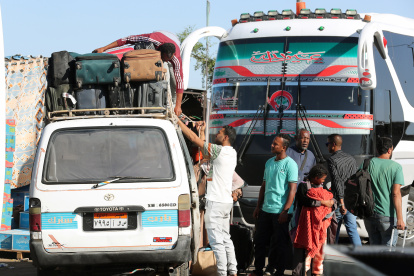 Las personas que huyen de los combates en Sudán llegan a la estación de autobuses de Wadi Karkar en Asuán, Egipto, el 3 de mayo de 2023.
