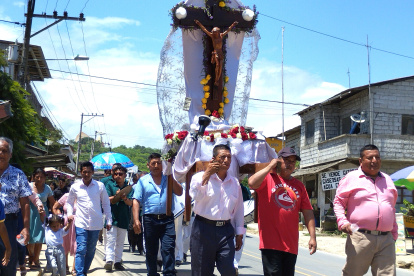 Traslado. Los devotos cumplen con una tradición en Libertador Bolívar.