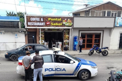 Crimen. El acusado saliendo de la audiencia de calificación de cargos, ayer.
