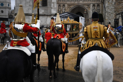 El entrenador del Jubileo de Diamante que lleva al Rey Carlos III de Gran Bretaña y a la Reina Consorte Camila llega para su coronación en la Abadía de Westminster en Londres.