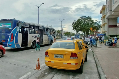 Pasajero de colectivo dejando en media calle en la Alborada.