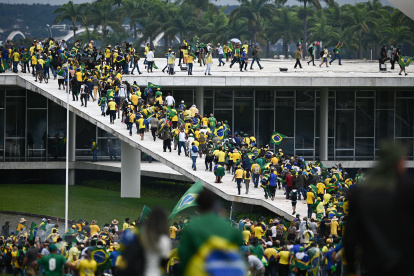 - Manifestantes contra los resultados electorales y el gobierno del recién posesionado presidente Lula da Silva invaden el Congreso Nacional, el Supremo Tribunal Federal