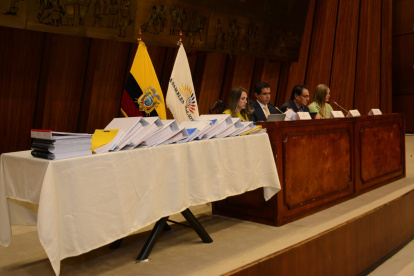 El voluminoso expediente fue colocado en una de las mesas dispuestas para la sesión de Fiscalización.