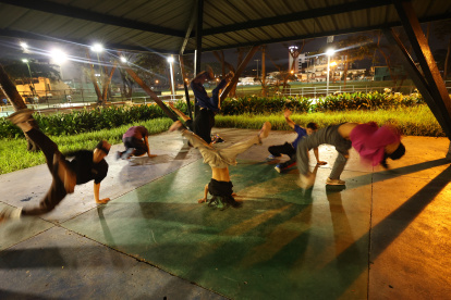Equipo. En el parque Clemente Yerovi se juntan casi 15 personas de distintos barrios y edades. Todos se conocen y se turnan para bailar.