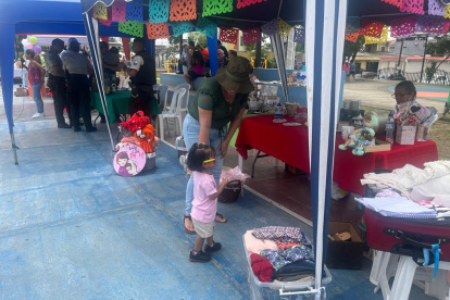 Evento. Madres llegaron al punto con sus hijos a disfrutar la feria.