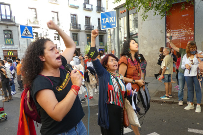 Madrid. Mónica Gortaire (izq.), en una de las actividades en favor de los derechos de los migrantes. Ella llegó a España con su familia cuando ocurrió la gran migración tras el feriado bancario.