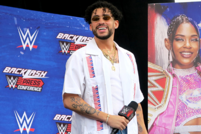 El artista urbano puertorriqueño Bad Bunny habla durante una rueda de prensa celebrada hoy viernes en los exteriores del Coliseo de Puerto Rico en San Juan