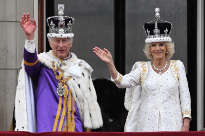Londres. Carlos III y Camila saludaron a los asistentes que llegaron, luego de ser coronados como reyes.