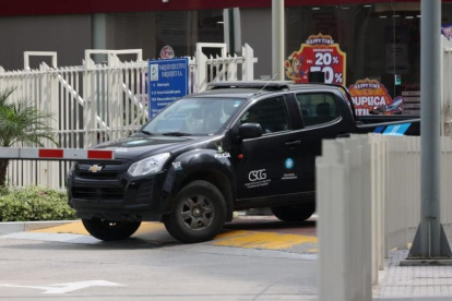 Policías llegaron al parque empresarial. Los detenidos fueron llevados a la Fiscalía.