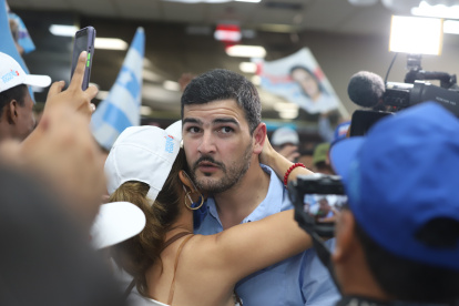 Política. El entonces candidato a la Alcaldía de Guayaquil, Aquiles Álvarez, en un acto público, frente a simpatizantes y comunicadores sociales.