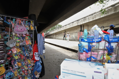 Escenario. Vendedores de diferentes productos ocupan los bajos de una estructura en la 25 de Julio.