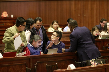 Acusadores. El equipo de asesores del correísmo se desgañita pensando cómo diantres se hace para acusar de peculado sin demostrar peculado.