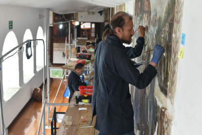 Labores. Los artistas y asistentes realizan un trabajo minucioso para recuperar los bienes patrimoniales. La concentración es clave a la hora de restaurar las piezas que se han desgastado.