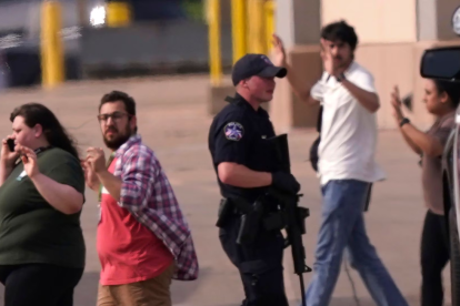 Desalojo del centro comercial de Allen tras el tiroteo