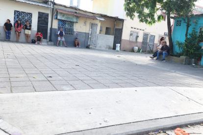 Supuestos sicarios llegaron en un carro y dispararon a quema ropa asesinando a dos personas