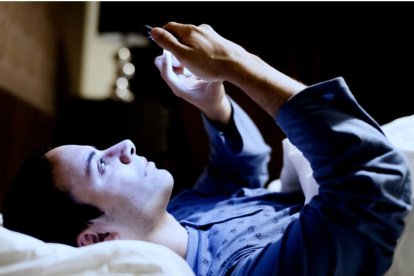 Hecho. Los adolescentes que dejan de usar sus teléfonos más temprano por la noche obtuvieron más sueño.