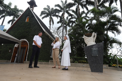 Presencia. El padre Felipe Ríos, junto a la hermana Melissa Álava y a la señora Jenny Alvear de Casal.