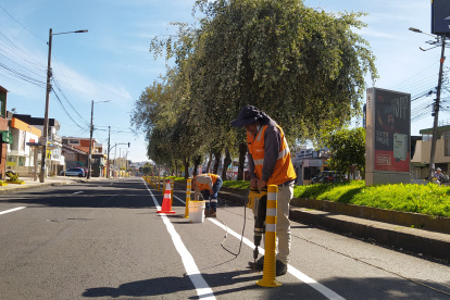 Desde muy temprano los trabajadores municipales iniciaron  la colocación de los separadores.