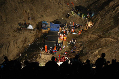 Personal de rescate realiza sus labores