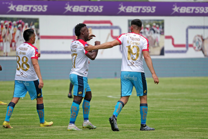 Maicon Solís (c) marcó el gol de la victoria de El Nacional sobre Mushuc Runa.