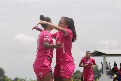 Karen Páez (i) marcó un triplete en la victoria de Dragonas sobre Patria y es la goleadora de la Superliga.