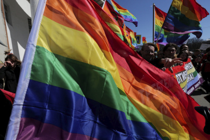 Activistas LGBT marchan y gritan consignas durante las manifestaciones