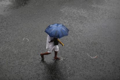 Foto referencial. Un hombre se protege con su paraguas de las intensas lluvias.